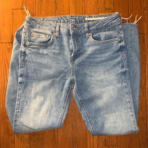 Zara women’s cropped distressed jeans 😺